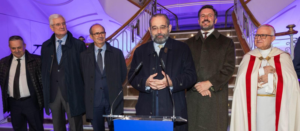 Imagen del presidente de la Fundación San Pablo CEU, Alfonso Bullón de Mendoza, y del alcalde de Elche, Pablo Ruz, junto al resto de autoridades