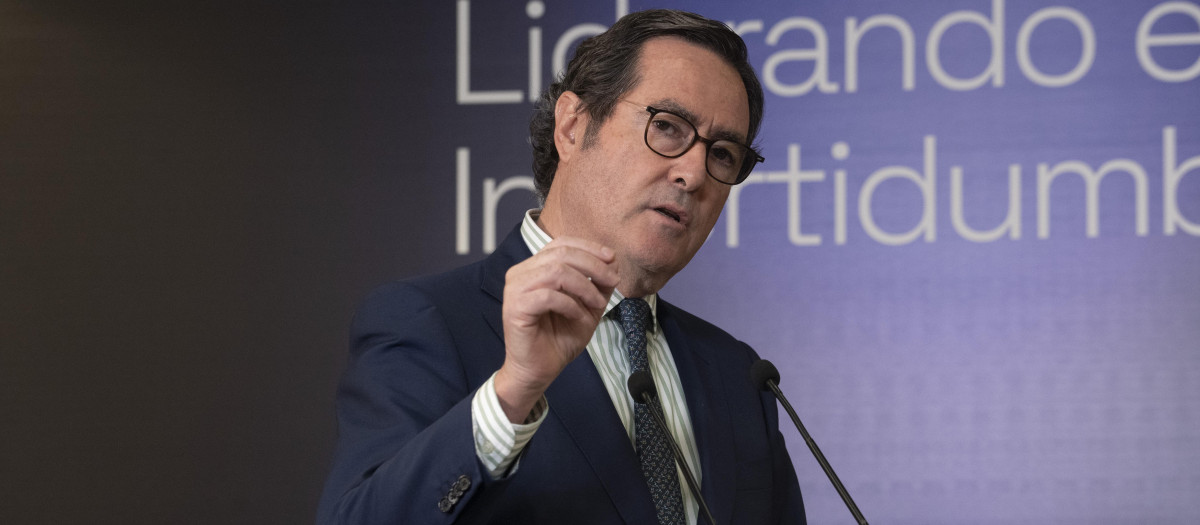 El presidente de CEOE, Antonio Garamendi, durante la apertura de la cumbre empresarial 'Liderando en incertidumbre'