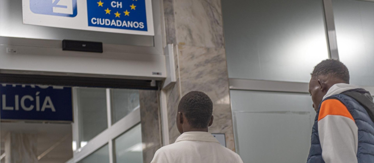 Traslado de un grupo de inmigrantes de Ceuta a la Península el pasado verano