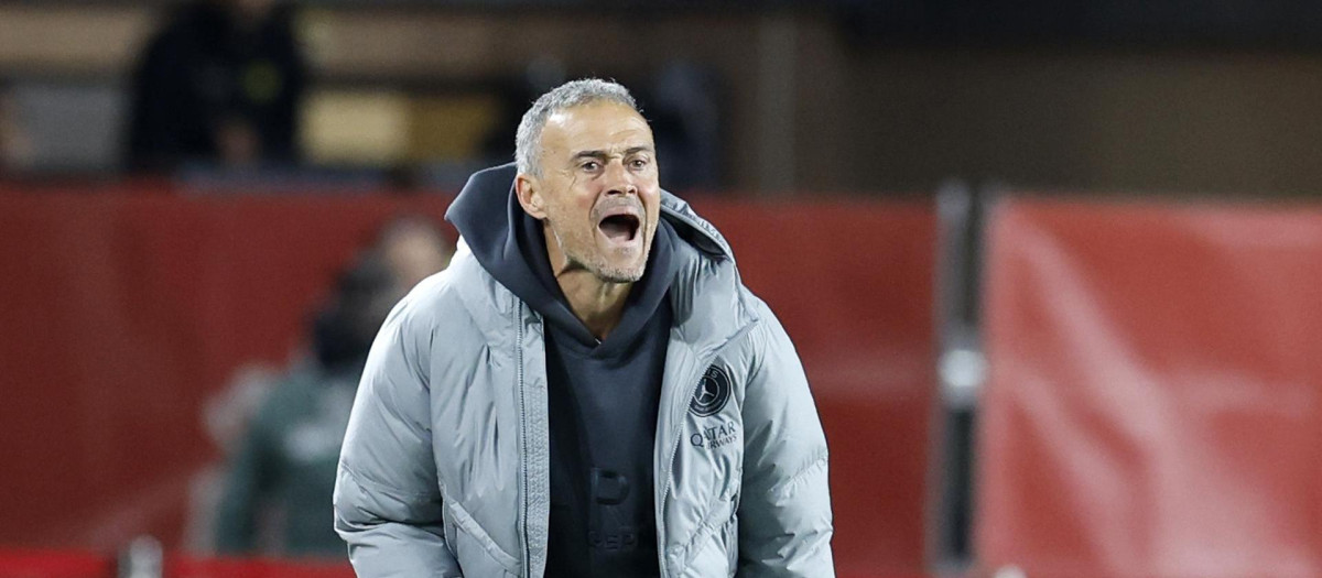 Luis Enrique da indicaciones a sus futbolistas en un partido esta temporada