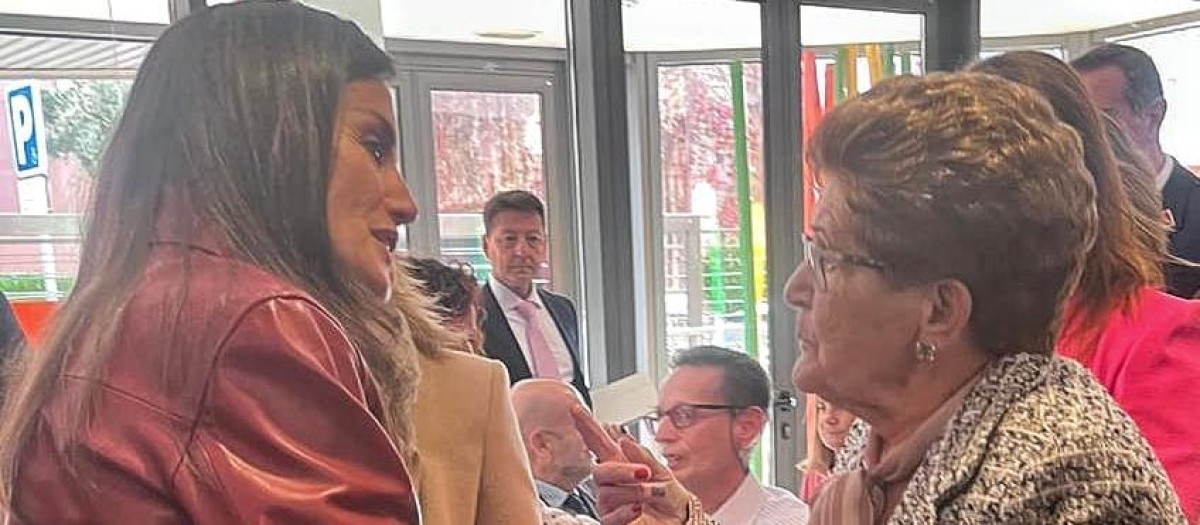 La Reina Letizia saluda a María Jesús