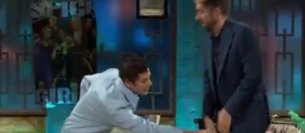 Eduardo Casanova tocó las partes íntimas de Broncano en La Revuelta