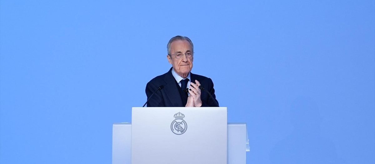 Florentino Pérez aplaude durante la asamblea ordinaria del Real Madrid