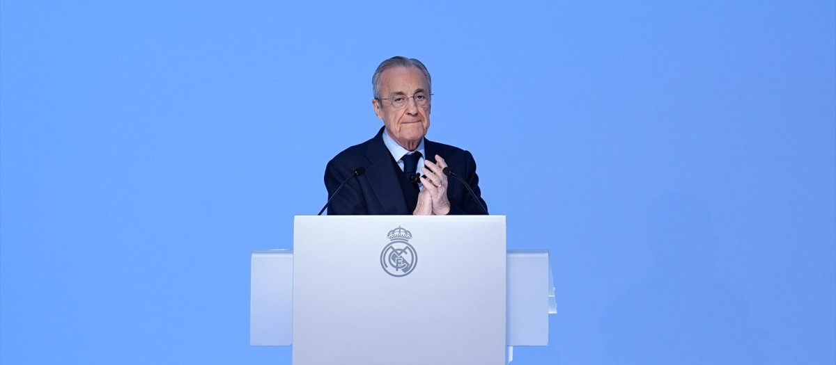 Florentino Pérez aplaude durante la asamblea ordinaria del Real Madrid