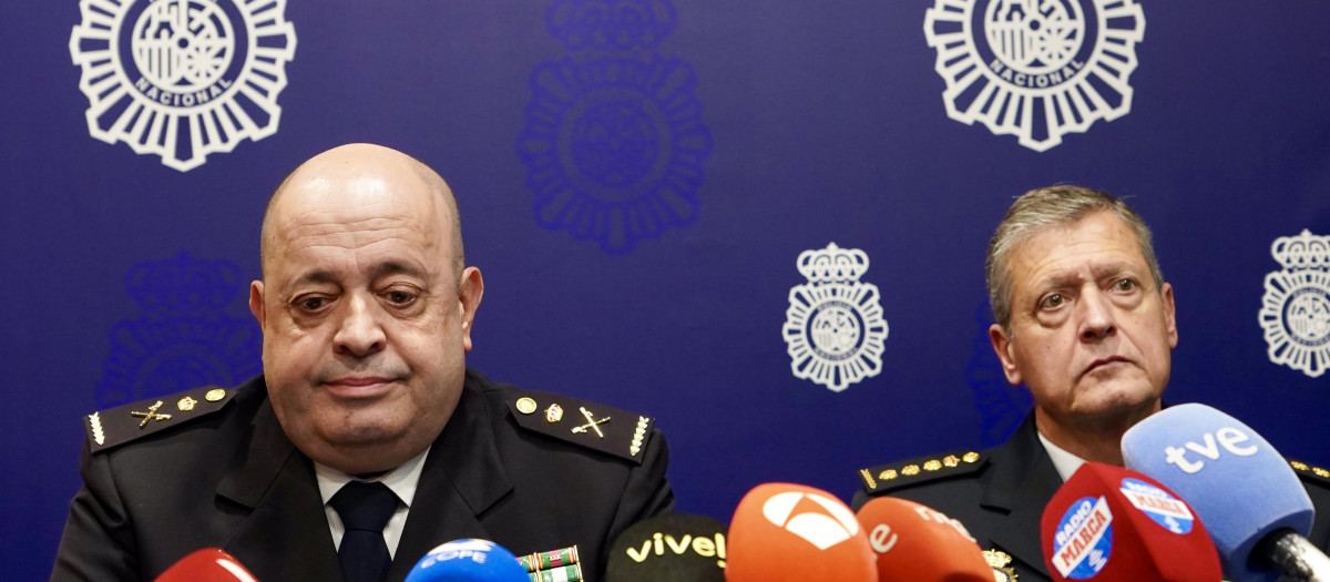 El jefe Superior de la Policía Nacional en Castilla y León, Juan Carlos Hernández Muñoz, a la izquierda