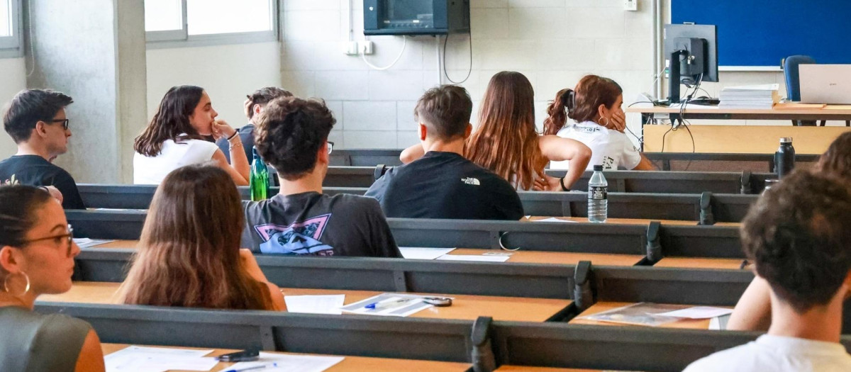 Alumnos dentro del aula durante un examen de selectividad