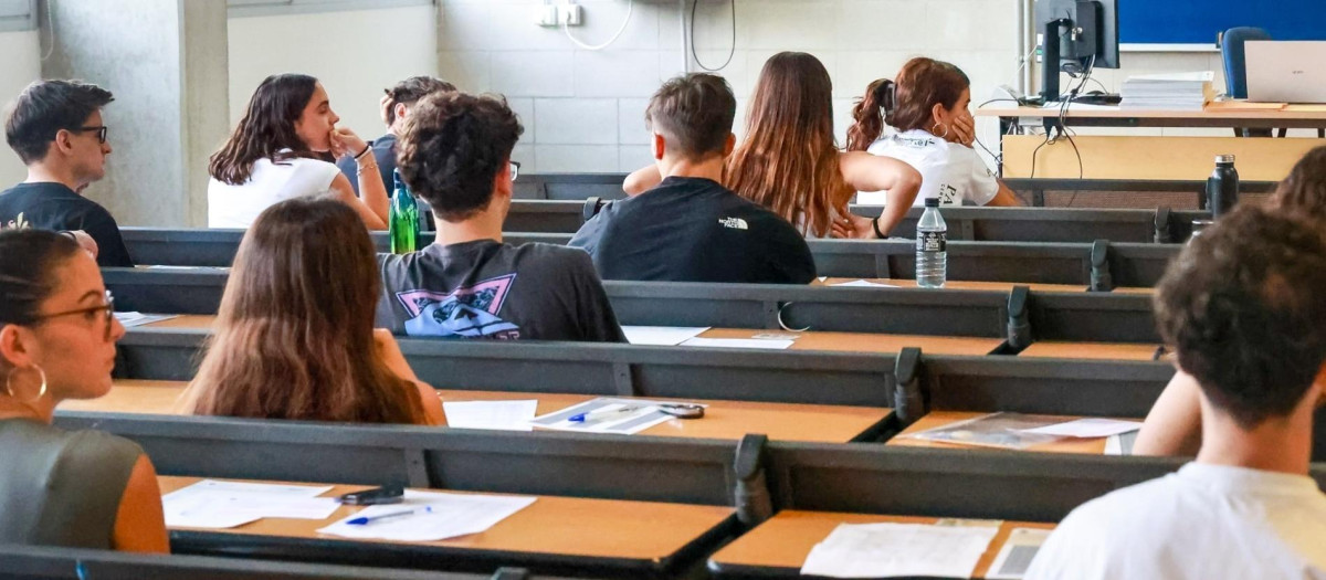 Alumnos dentro del aula durante un examen de selectividad