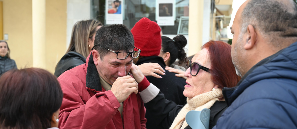 El abuelo materno de Lucas, el niño de 4 años hallado muerto con signos de violencia en una playa de Garrucha (Almería), llora junto a familiares y vecinos de esta localidad almeriense tras un minuto de silencio que se ha guardado en un acto institucional a las puertas del Ayuntamiento