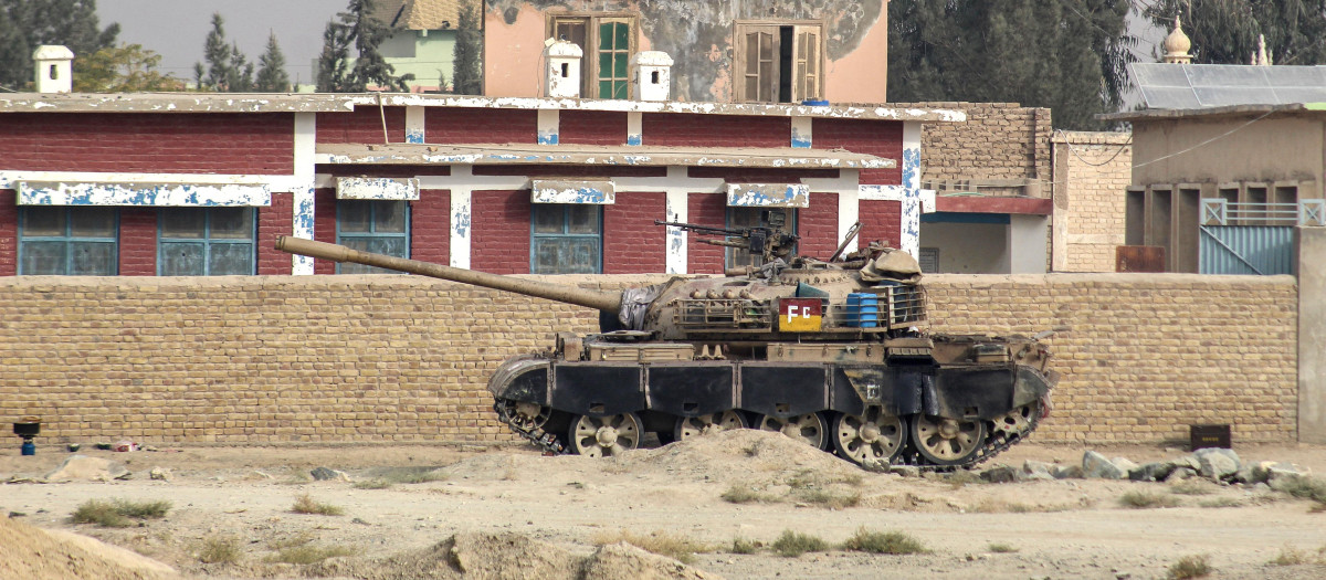 Un vehículo blindado pakistaní se encuentra en la frontera entre Pakistán y Afganistán en Chaman el 6 de diciembre de 2025, tras un tiroteo transfronterizo nocturno entre ambos países