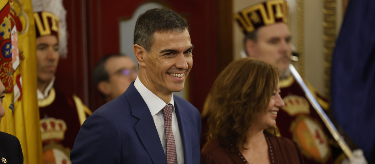 Pedro Sánchez junto a la presidenta del Congreso, Francina Armengol