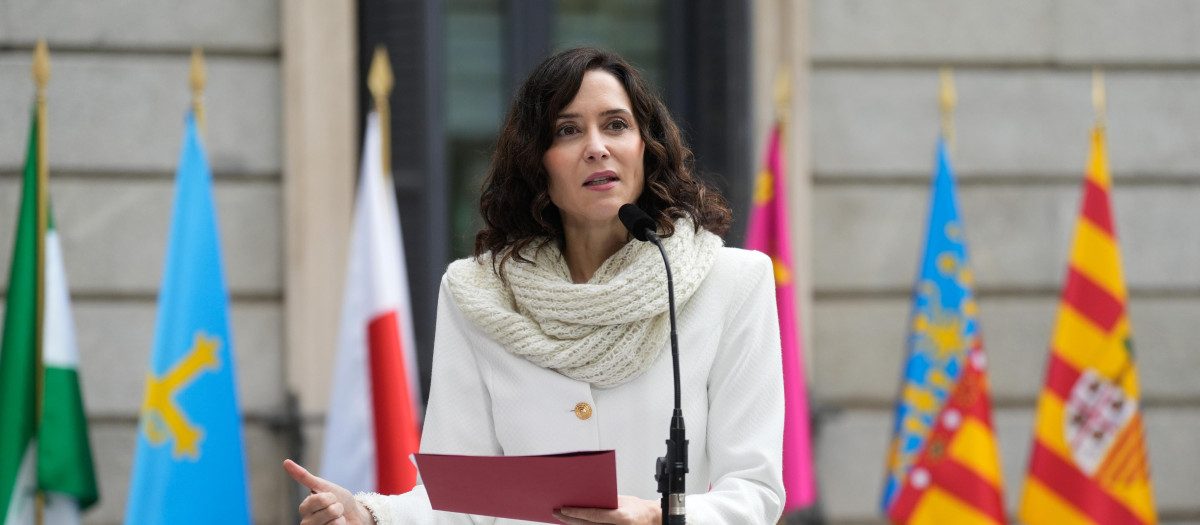 MADRID, 06/12/2025.- La presidenta de la Comunidad de Madrid, Isabel Díaz Ayuso, hace una declaración a la prensa a su llegada al acto institucional por el Día de la Constitución, este sábado, en Madrid. EFE/Borja Sánchez-Trillo