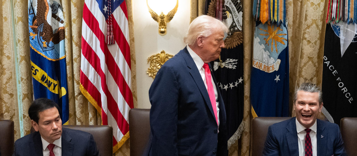 El secretario de Estado de EE. UU., Marco Rubio, el presidente Donald Trump y el secretario de Defensa, Pete Hegseth