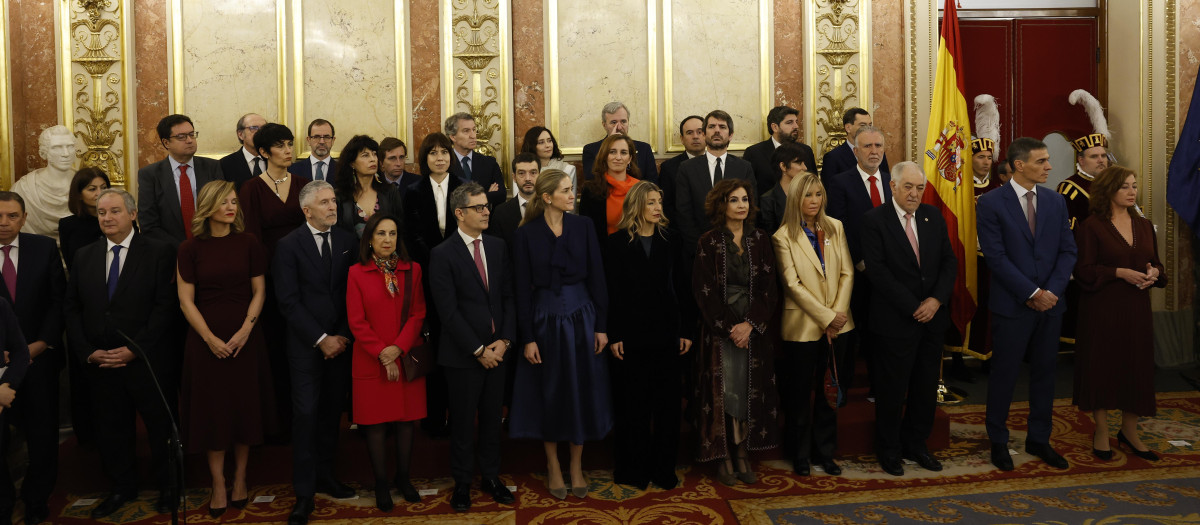 Las autoridades en el Salón de Pasos Perdidos del Congreso