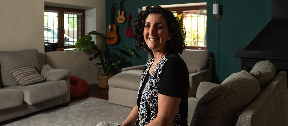 Isis Barajas, en su casa, durante la entrevista