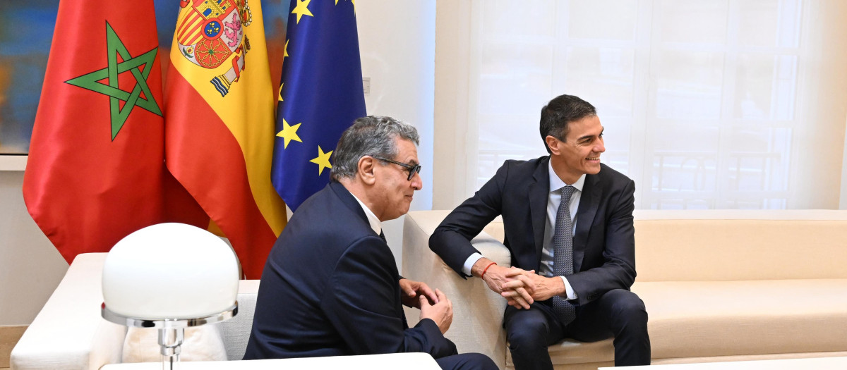 El presidente del Gobierno, Pedro Sánchez (d), y el primer ministro de Marruecos, Aziz Akhannouch (i), durante una reunión, en el Palacio de la Moncloa