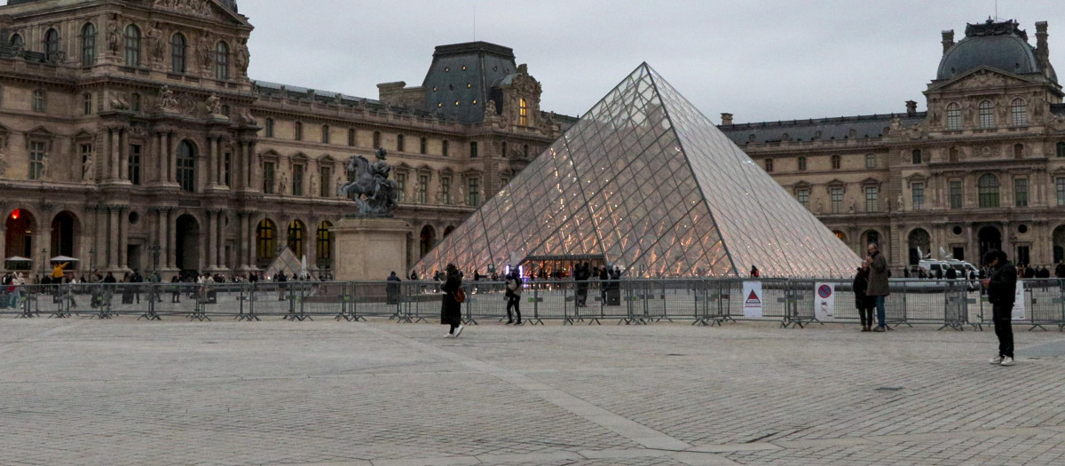 Imagen del acceso principal al Museo del Louvre desde los jardines de las Tullerías