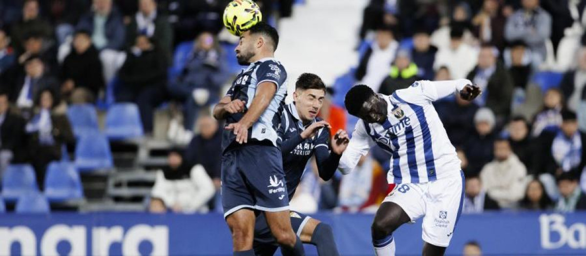 Rubén Alves gana un duelo aéreo