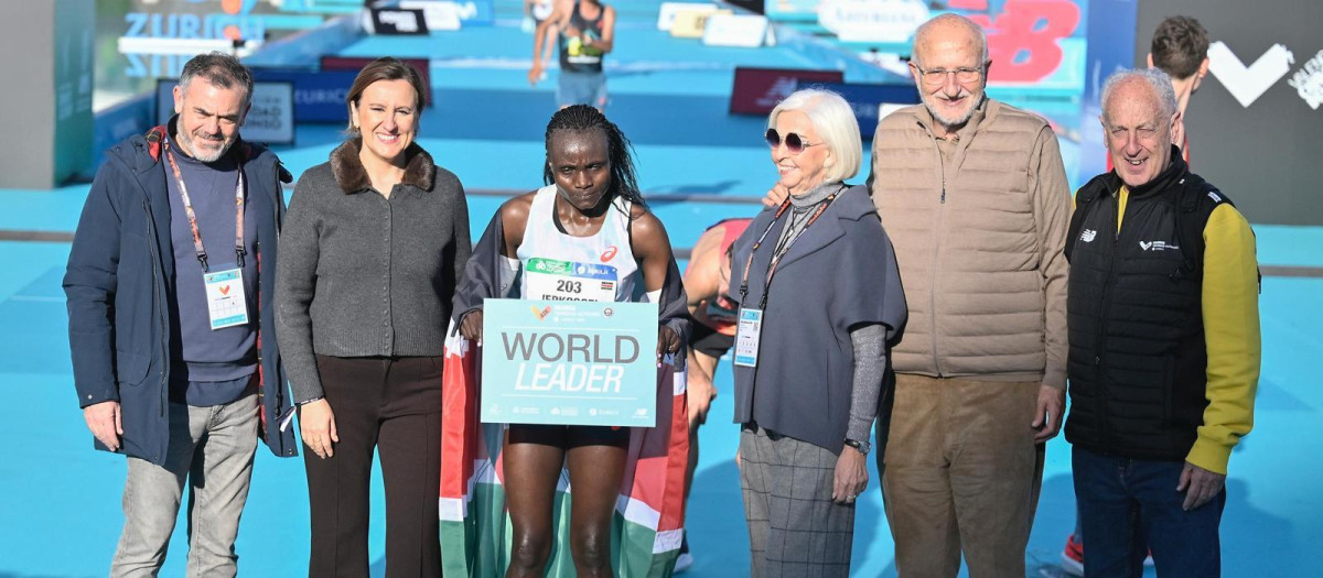 La keniana Joyciline Jepkosgei tras quedar primera en la maratón de Valencia