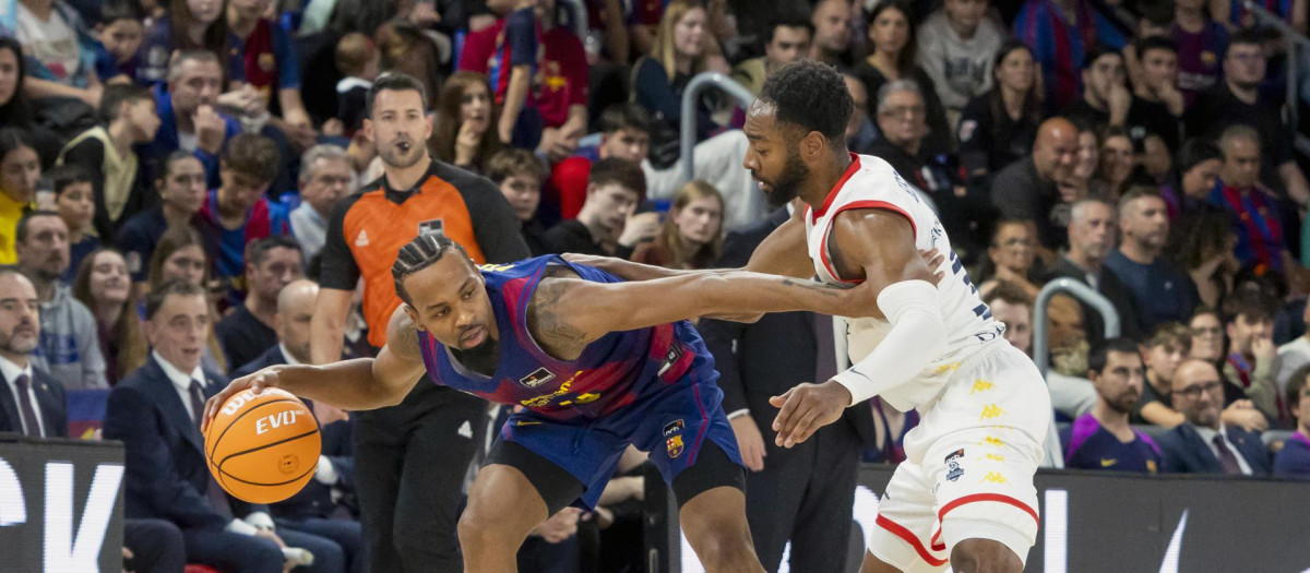 Kevin Punter (i) juega un balón ante Aaron Best