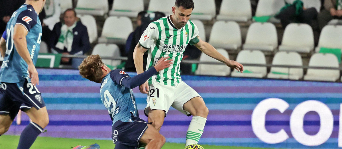 Carlos Albarrán, jugador del Córdoba CF, en el partido ante el Cádiz