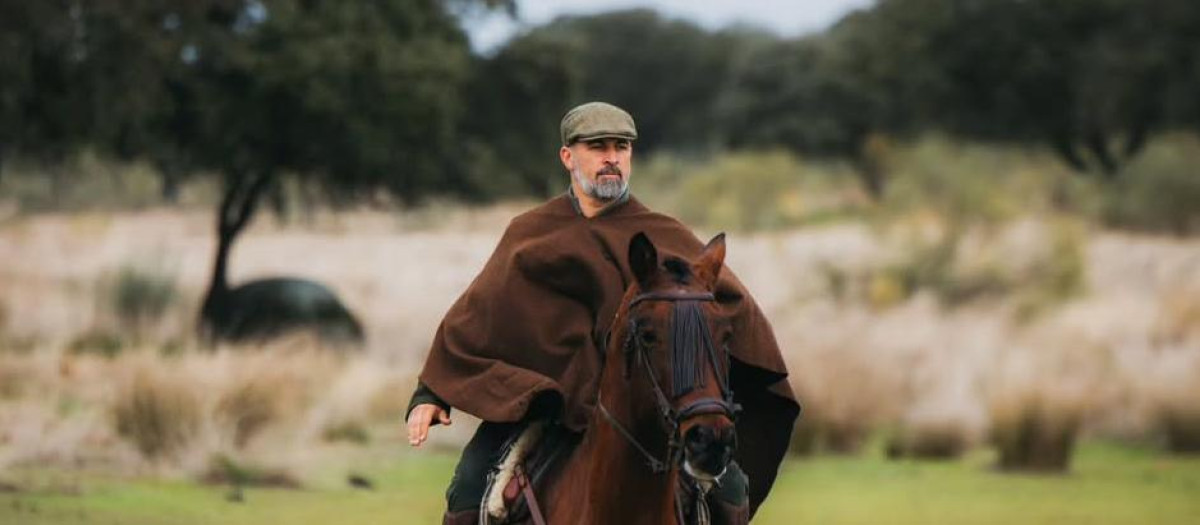 Santiago Abascal, a caballo, en el Parque Natural de Cornalvo