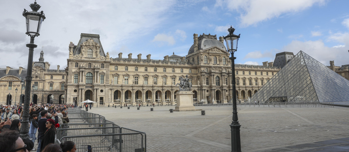 Acceso principal del Museo del Louvre