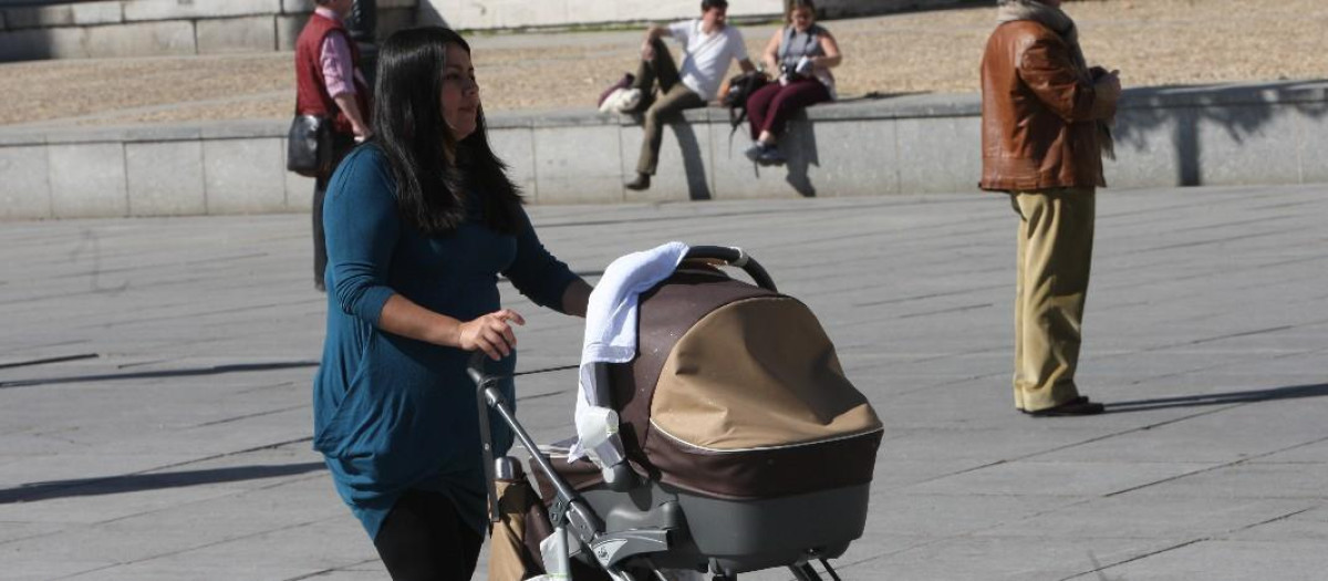 Una mujer extranjera, con el carrito de su bebé, en una imagen de recurso