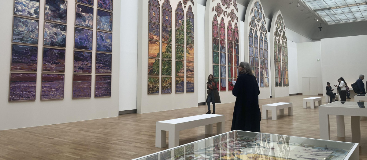 Una mujer admira las vidrieras que se instalarán en Notre Dame