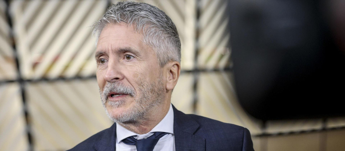 El ministro español del Interior, Fernando Grande-Marlaska, en declaraciones a los medios a su llegada este jueves al Consejo de Asuntos de Interior de la UE en Brusela