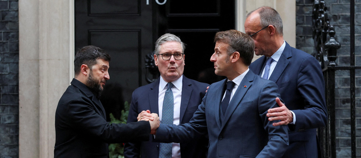 El presidente de Ucrania, Volodymyr Zelensky (izq.), el primer ministro británico, Keir Starmer (segundo por la izq.), el presidente de Francia, Emmanuel Macron (segundo por la der.) y el canciller alemán, Friedrich Merz (der.), se despiden en el número 10 de Downing Street