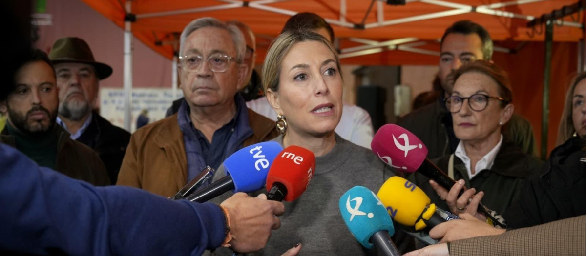 La candidata del PP a la reelección como presidenta de la Junta de Extremadura, María Guardiola, atiende a los medios en Badajoz