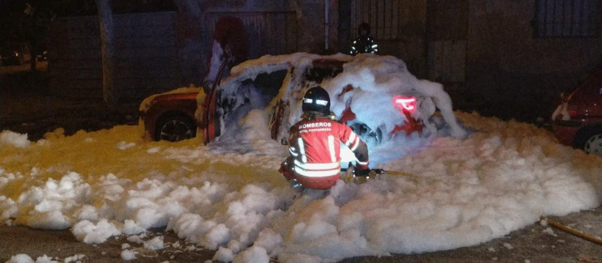 Los bomberos de Ponferrada (León) sofocan el incendio de un vehículo microhíbrido
