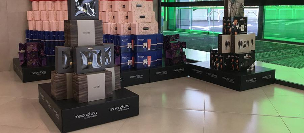 Imagen de varios lotes de perfumes en un supermercado de Mercadona
