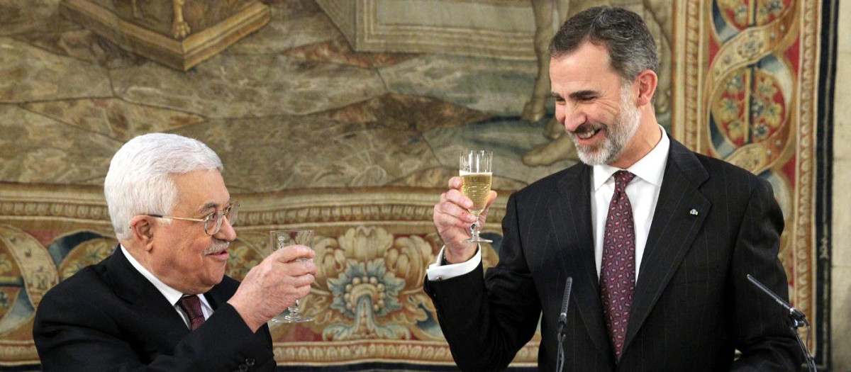 El Rey con el presidente de Palestina en 2017, durante una visita oficial de Mahmoud Abbas a España