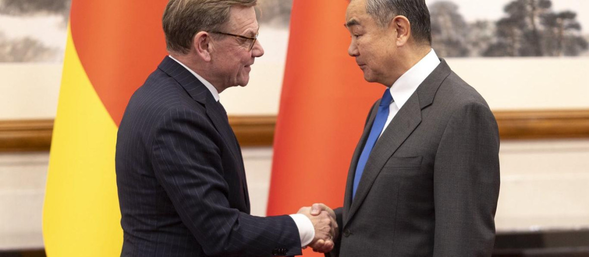 El ministro de Asuntos Exteriores alemán, Johann Wadephul, y el ministro de Asuntos Exteriores chino, Wang Yi, en Berlín