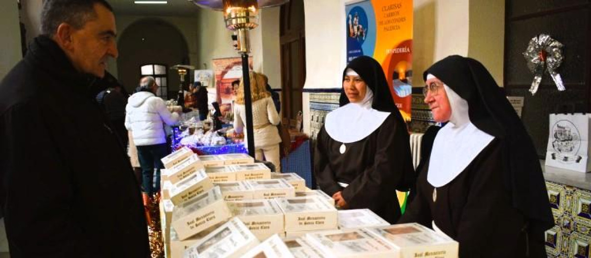 Unas monjas atienden su puesto en 'Dulzura en Clausura', la feria de Palencia