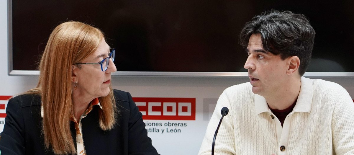 El coordinador de IU en Castilla y León, Juan Gascón y la coordinadora general de Movimiento SUMAR Castilla y León, Marina Echebarría Sáenz, este martes, en Valladolid
