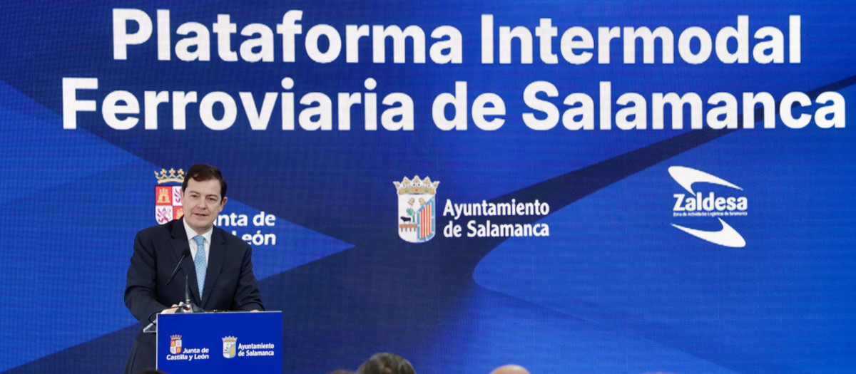 El presidente de la Junta de Castilla y León, Alfonso Fernández Mañueco,visita las instalaciones de la Terminal Intermodal de Salamanca-Puerto Seco