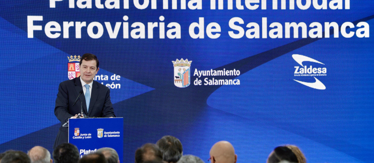 El presidente de la Junta de Castilla y León, Alfonso Fernández Mañueco,visita las instalaciones de la Terminal Intermodal de Salamanca-Puerto Seco