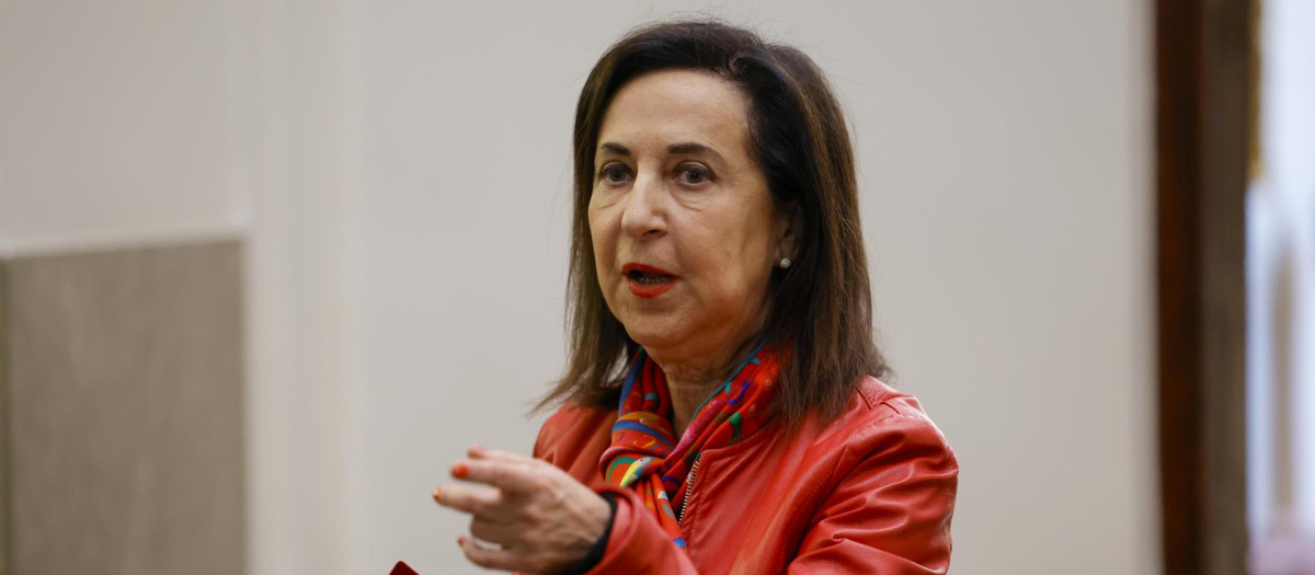 La ministra de Defensa, Margarita Robles, en los pasillos de la Cámara Baja en Madrid este martes