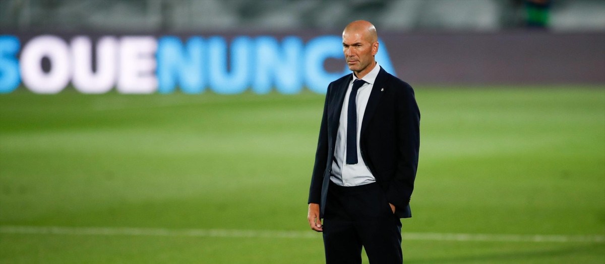Zinedine Zidane, en un partido durante su etapa como entrenador del Real Madrid