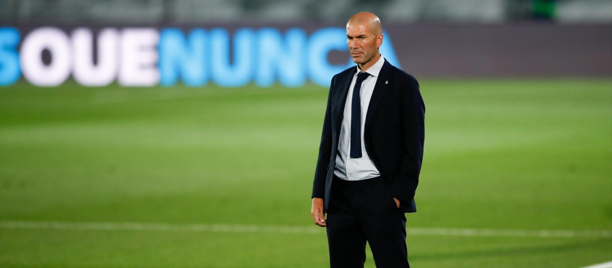 Zinedine Zidane, en un partido durante su etapa como entrenador del Real Madrid
