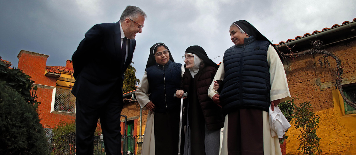 El presidente de las Cortes y de la Fundación de Castilla y León, Carlos Pollán, presenta la feria de convento ‘Dulce Tentación’, junto al director de la entidad, Juan Zapatero, en Toral de los Guzmanes (León)