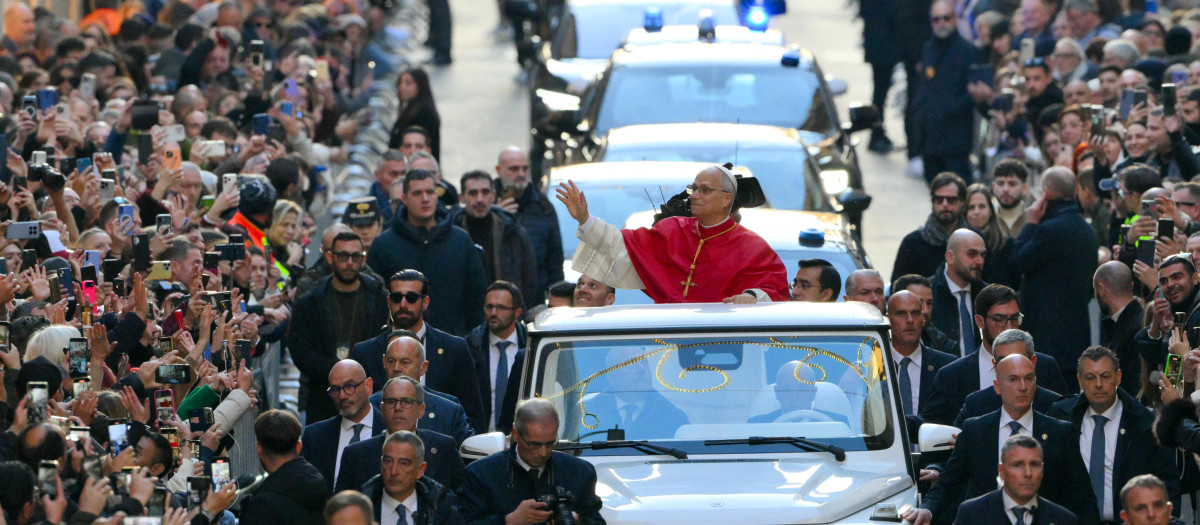 León XIV saluda a la multitud desde el papamóvil en Via dei Condotti al llegar para rendir homenaje a la Inmaculada Concepción
