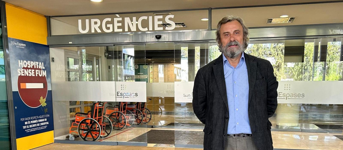 Miguel Lázaro posa en el hospital Son Espases de Palma