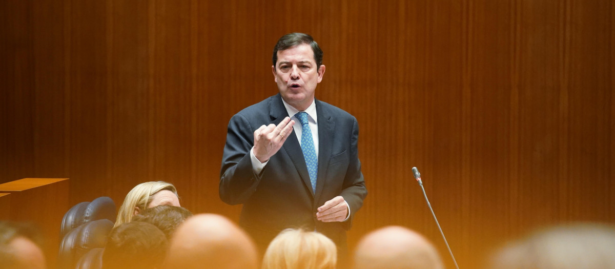 El presidente de la Junta de Castilla y León Alfonso Fernández Mañueco en el Pleno de las Cortes