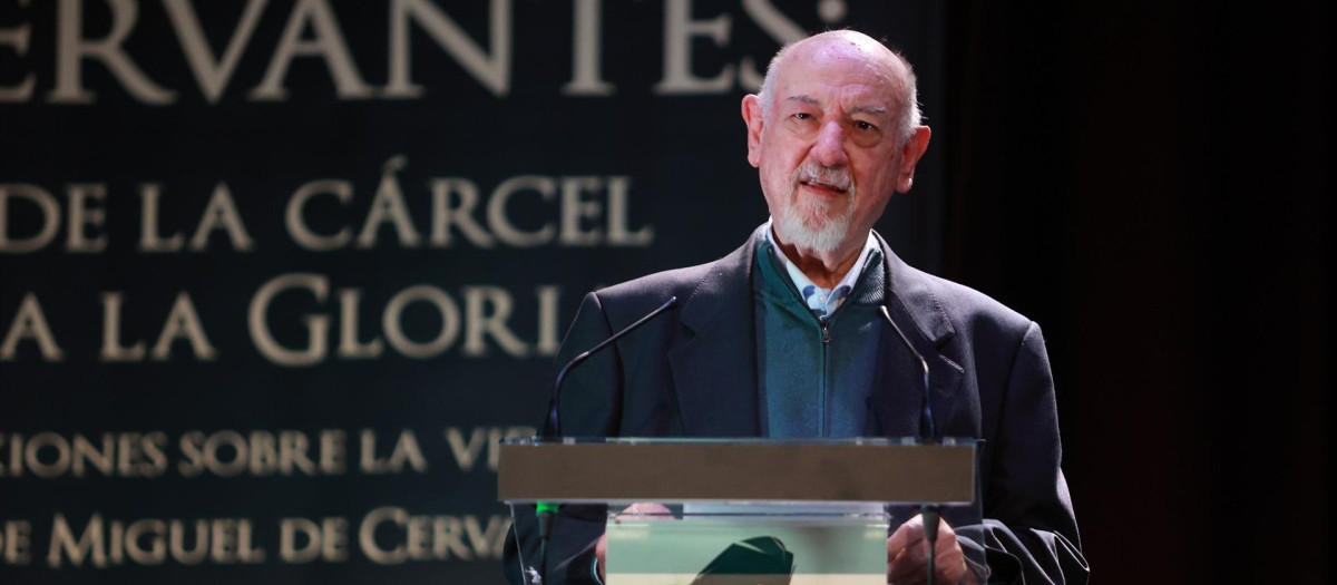 El escritor Juan Eslava Galán durante las Jornadas sobre Cervantes (Foto de archivo)