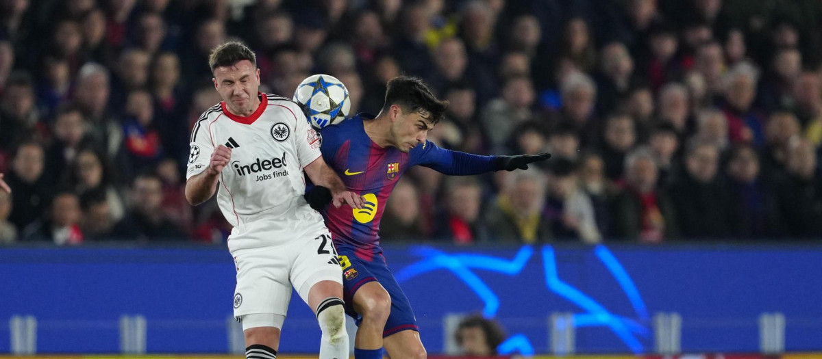 Pedri pelea un balón con Mario Götze