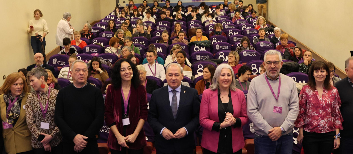 En el centro, José Tomé, en un acto del 8-M de 2024