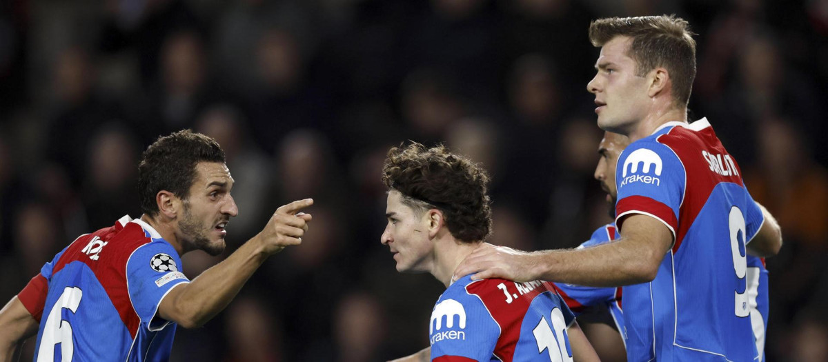 Los jugadores del Atlético de Madrid celebran el gol de Julián